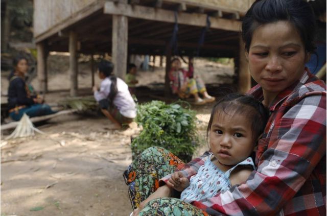 一位老挝妇女担心，如果他们必须远离湄公河，家庭日常开支会上涨，因为湄公河这一重要的交通渠道为他们带来了食物。