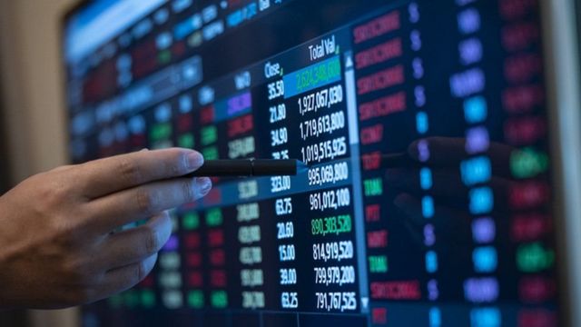 அதானி குழுமத்தின் பங்குதாரர்களுக்கு ஒரே நாளில் பெரும் இழப்பு - ஏன்?