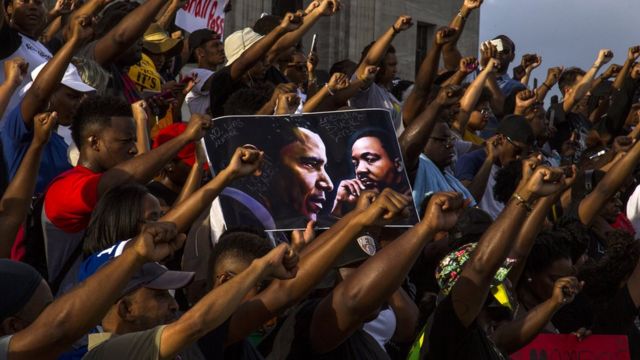 Numerosas protestas de la comunidad negra se sucedieron tras la muerte de Alton Sterling, que también fue captada por un video de un teléfono móvil.