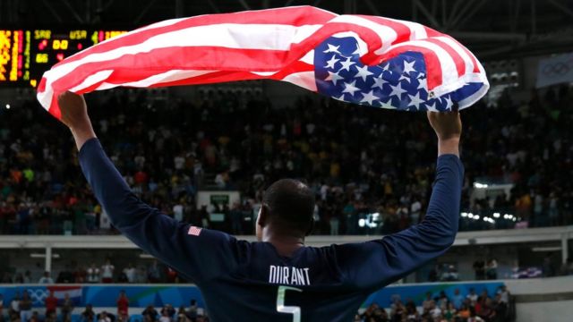 Kevin Durant celebra con una bandera de Estados Unidos