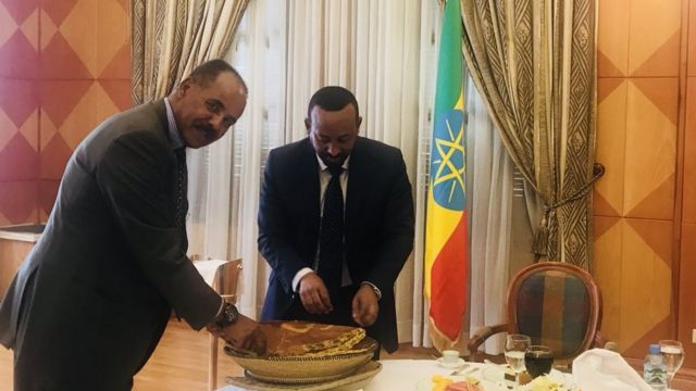 የኤርትራው ፕሬዚዳንት ኢሳያስ አፈወርቂና ጠቅላይ ሚኒስትር ዐብይ አህመድ ዳቦ ሲቆርሱ