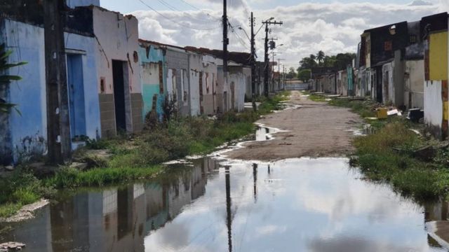 Rua deserta em Bebedouro, um dos bairros de Maceió que estão afundando por causa da mineração