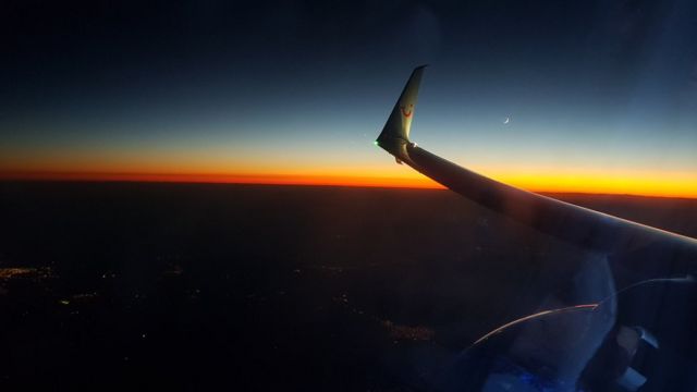 El cielo fuera de la ventana de un avión