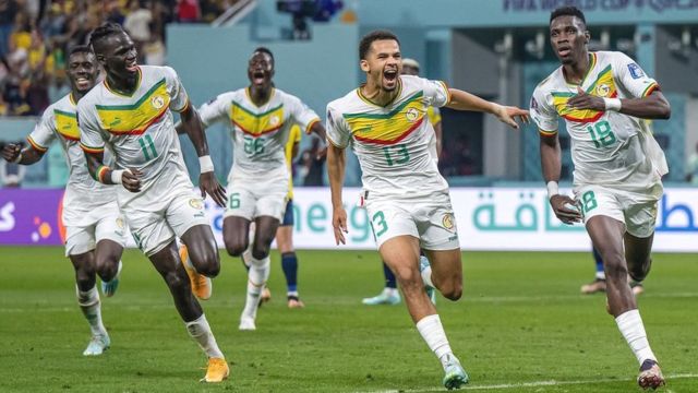 Los jugadores de Senegal celebran el penalti de Ismaila Sarr contra Ecuador.