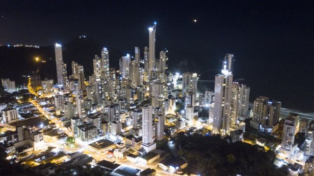 Vista nocturna del Balneario Camboriu