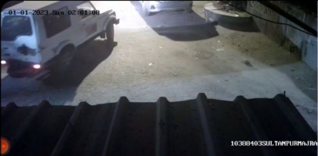 விபத்து நடந்த இடத்திலிருந்து சுமார் 50 மீட்டர் முன்பு, பலேனோ கார் சென்று 30 வினாடிகளுக்குப் பிறகு பிசிஆர் கடந்து செல்கிறது. இந்த சிசிடிவியின் நேர பதிவைச் சரிபார்க்க முடியவில்லை