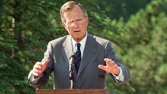 Джордж Буш у микрофона