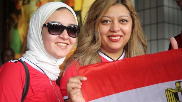 Les supporters et supportrices égyptiens lors de leur arrivée à l'aéroport de Libreville pour la finale opposant l'Égypte au Cameroun