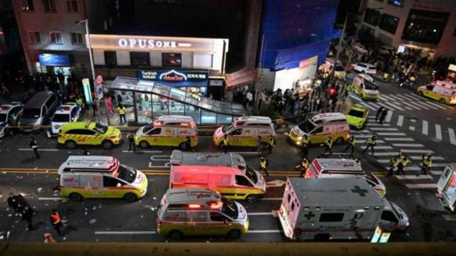 Xe cấp cứu đến hiện trường ở Itaewon, Seoul