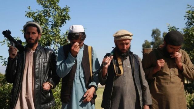 अफ़ग़ान तालिबान लड़ाके जिन्होंने हथियार फेंक अत्मसमर्पण किया