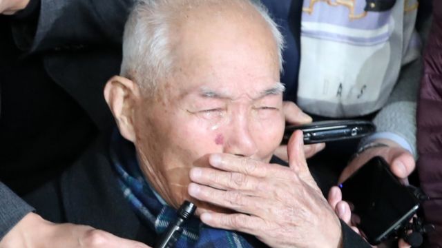약 13년 전 소송을 제기한 강제징용 피해자 4명중 유일한 생존자인 이춘식(94) 할아버지가 소회를 밝히는 도중 눈물을 흘리고 있다