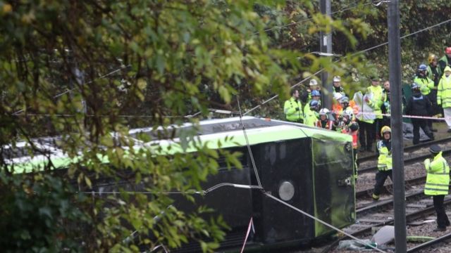 ロンドンで路面電車が転覆 7人死亡 cニュース