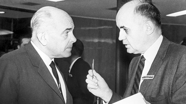 A la izquierda está el médico soviético Valentin Dmitrievich Soloviev (1907-1986). A la derecha está el microbiólogo estadounidense Maurice Ralph Hilleman (1919-2005).