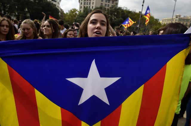 Catalonia - lá cờ vàng bốn sọc đỏ: lá cờ độc lập
Một lá cờ rực rỡ với màu vàng và sọc đỏ đầy tinh thần đấu tranh đang thu hút sự chú ý của thế giới đối với Catalonia. Đây là lá cờ độc lập của Catalonia, thể hiện mong muốn của người dân địa phương được tự trị. Với sự ủng hộ của cộng đồng quốc tế ngày càng nhiều, hy vọng rằng Catalonia sẽ sớm có trạng thái độc lập chính thức.