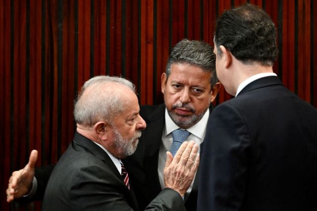Lula com Arthur Lira (ao centro) e Rodrigo Pacheco (de costas) durante sua cerimônia de diplomação como presidente pelo TSE em dezembro de 2022