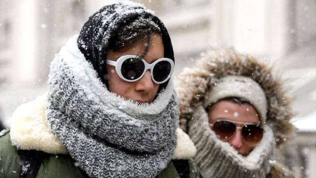Dos mujeres cubiertas de nieve en Reino Unido.