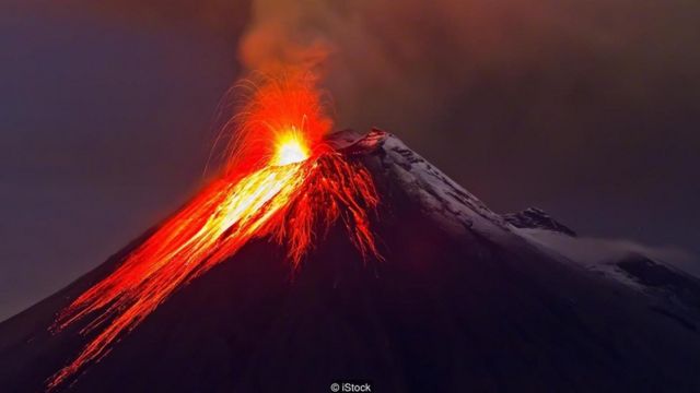 Nếu bạn yêu thích sự phức tạp và đẹp đến kinh ngạc của tự nhiên, chắc chắn bạn không thể bỏ qua hình ảnh về các núi lửa hùng vĩ. Các dòng nham thạch đang chảy ra từ đỉnh núi lửa sẽ khiến bạn cảm thấy như mình đang đặt chân trên một thế giới khác.