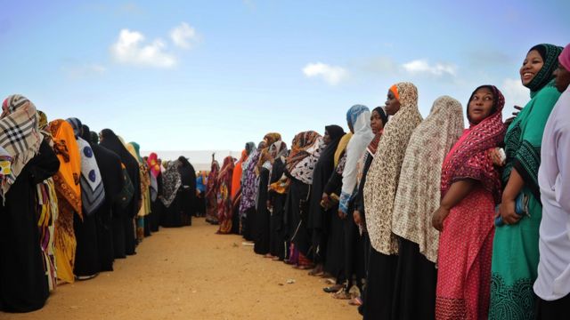 Wananchi wakisubiri kupiga kura Tanzania
