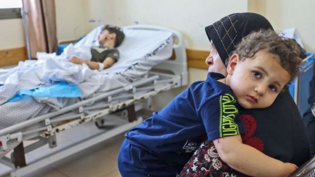 Palestinos en un hospital en Gaza.