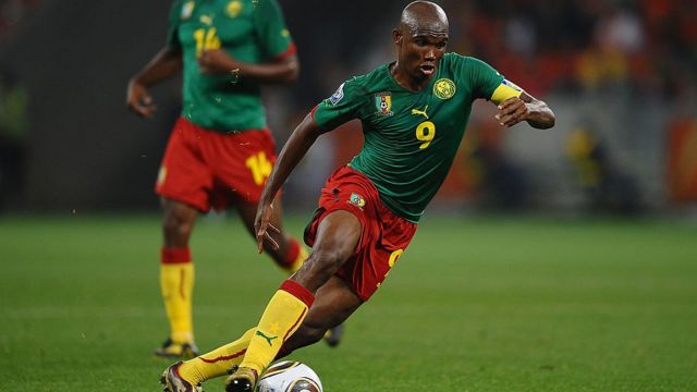 Samuel Eto'o du Cameroun court avec le ballon pendant la Coupe du monde de la FIFA 2010 en Afrique du Sud