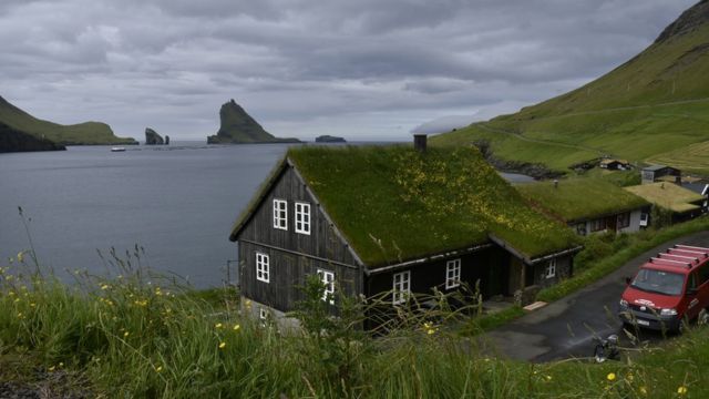 Дом на Оркнейских островах с крышей из травы