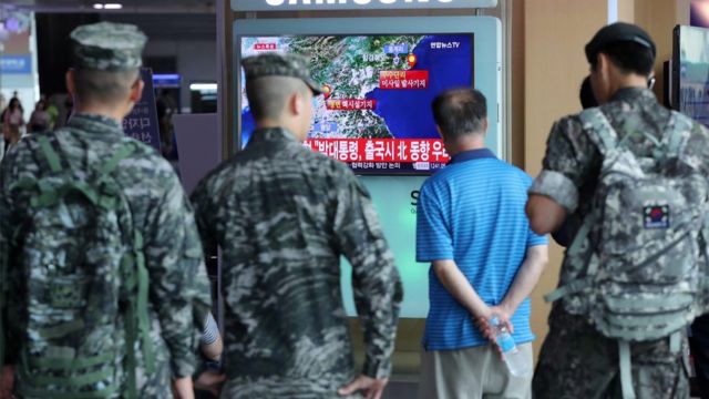 Militares y civiles en Seúl escuchan las noticias sobre el terremoto en Corea del Norte.