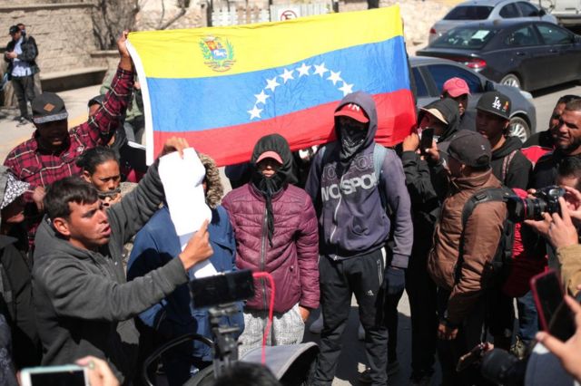 Los manifestantes se reúnen frente al centro de detención de inmigrantes después de que un incendio mató al menos a 40 migrantes en el norte de México el 28 de marzo de 2023 en Ciudad Juárez, México. Según información oficial, el incendio se inició durante la noche en una instalación del Instituto Nacional de Migración en Ciudad Juárez, cerca de El Paso, dejando 40 muertos y 20 heridos. La mayoría de las víctimas son migrantes de América Central y del Sur