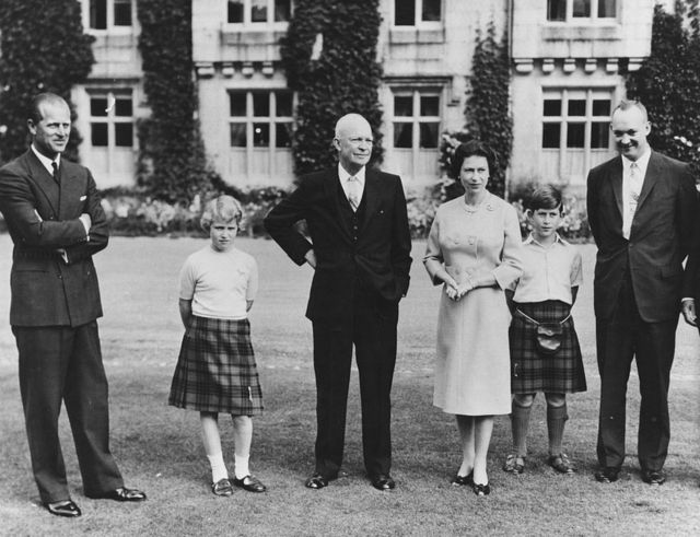الرئيس أيزنهاور مع الملكة والأمير فيليب في قلعة بالمورال في سبتمبر 1959