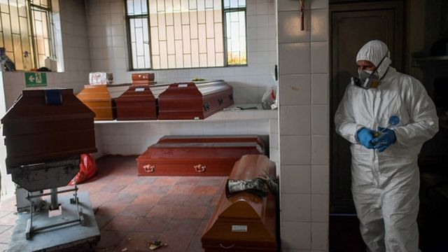 Caixões esperam numa sala para serem enterrados numa cidade próxima de Bogotá, na Colômbia