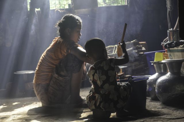 ရသေ့တောင်မြို့ ချောင်းဝရပ်ကွက်ရှိ စက်မှုဂိုဒေါင်တစ်ခုက စစ်ဘေးရှောင်တွေ