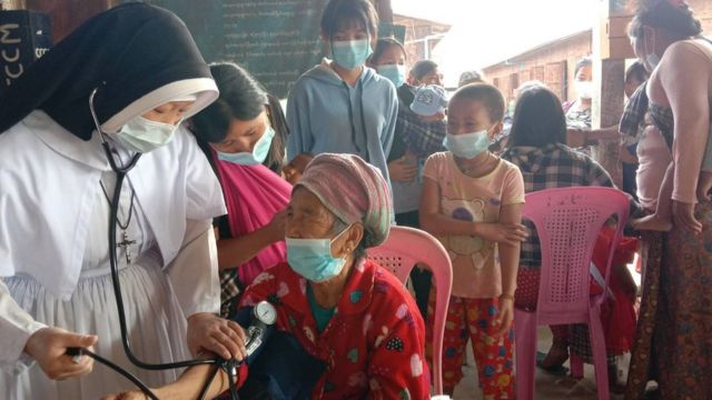 La hermana Ann Rose en su clínica en Myanmar.