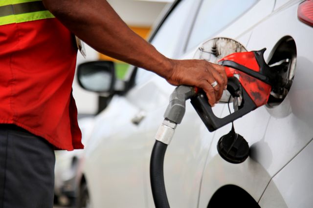 Frentista abastece carro em posto de gasolina de Salvador