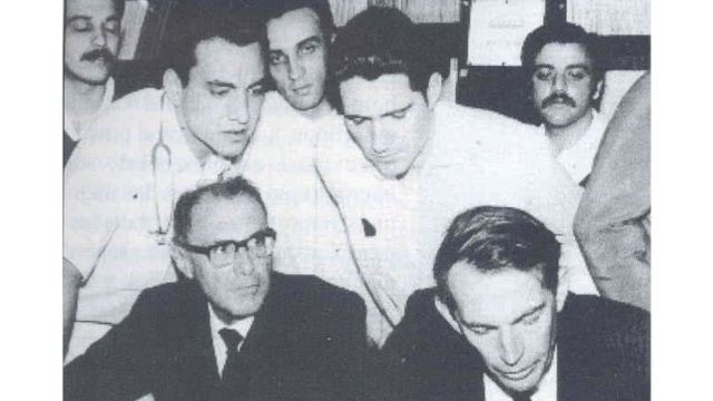 Médicos brasileiros da equipe de Euriclydes Zerbini com Christian Barnard