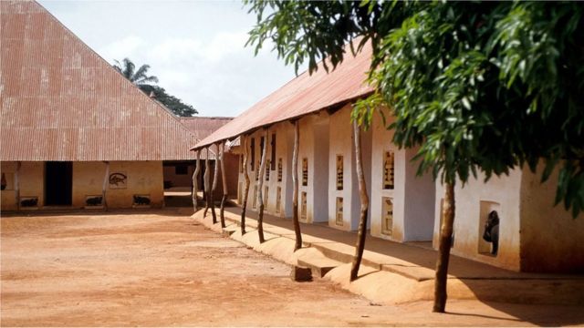 L'histoire du royaume du Dahomey est conservée dans les palais royaux d'Abomey, dans l'actuel Bénin.