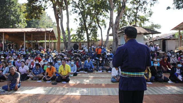 Around 300 people attended the Pheu Thai Party's submission.  At Wat Non Sawan, Ban Khao Subdistrict, Mueang District