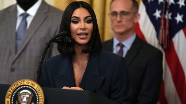 Kim Kardashian West s'exprimant lors d'une conférence du gouvernement américain