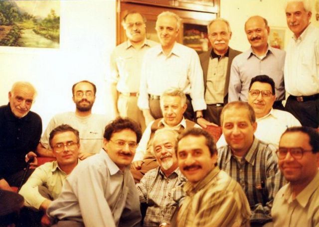 محمد ملکی در کنار این عکس نوشته در جمع دوستان ملی-مذهبی
