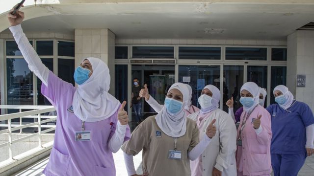 Enfermeras con máscaras protectoras en Líbano celebran el Día de la Enfermera