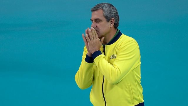 El entrenador del equipo femenino olímpico de voleibol brasileño José Roberto Guimarães
