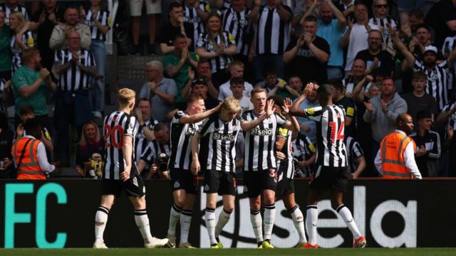 Newcastle United players celebrate Sean Longstaff's goal against Brighton