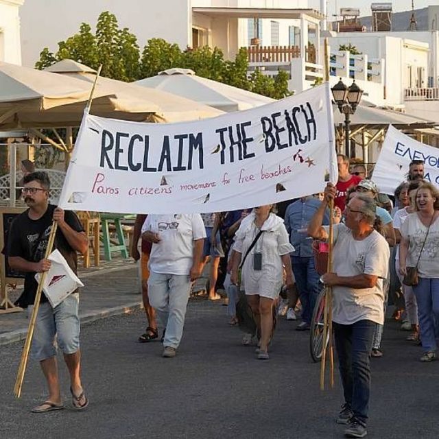 Lugareños protestando con pancartas que exigen el libre acceso a las playas