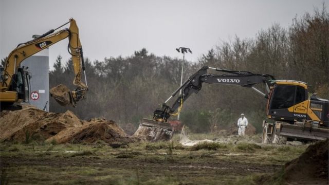 Maquinaria pesada trabaja en una granja