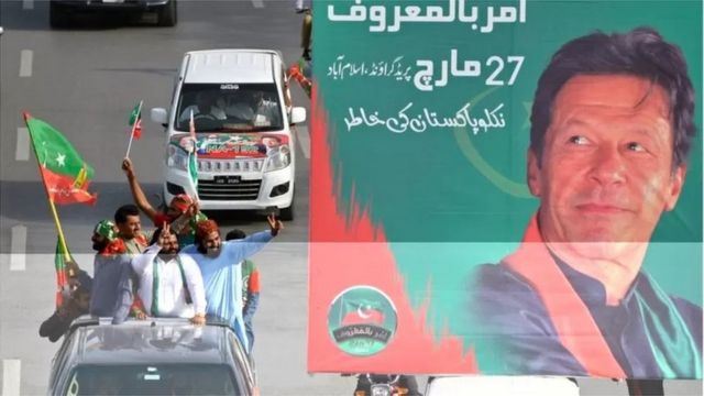 وعد عمران خان الناخبين بإمكانية تغيير باكستان