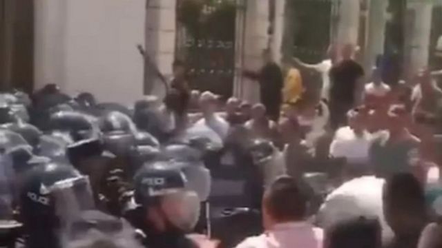 मस्जिद के बाहर लोगों और पुलिस में झड़प हुई