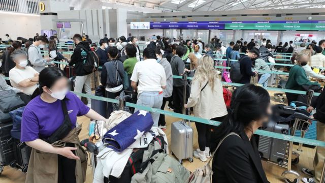 Os turistas aguardam as partidas no Terminal 1 do Aeroporto Internacional de Incheon no dia 14, quando o governo suspendeu um aviso especial de viagem pela primeira vez em dois anos.