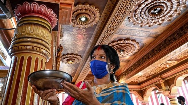 श्रीलङ्काको कोलम्बोस्थित हिन्दु मन्दिरमा पूजा गर्दै एक भक्तजन