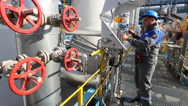 Ein Mitarbeiter bedient die Steuerung von Nord Stream 2