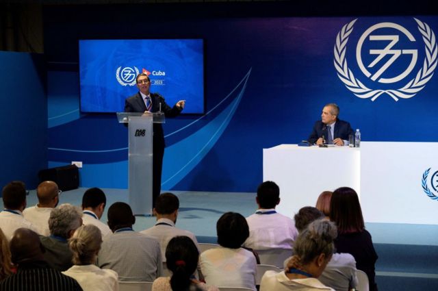 O ministro das Relações Exteriores de Cuba, Bruno Rodriguez (à esquerda), fala durante entrevista coletiva sobre a Cúpula do G-77 + China na inauguração da sala de imprensa em Havana, em 13 de setembro de 2023