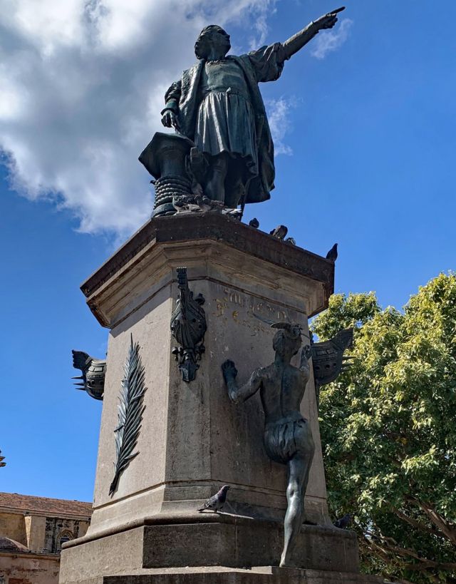 Monumento a Cristóbal Colón con la cacica Anacaona al pie del pedestal. Parque Colón, Ciudad Colonial Santo Domingo