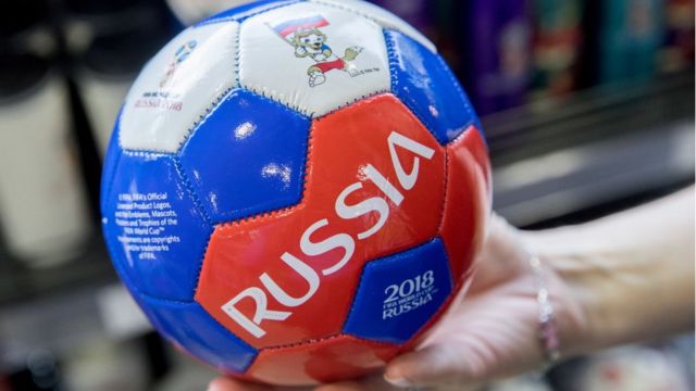 ฟุตบอลที่มีตราสัญญลักษณ์ฟุตบอลโลก 2018 ที่วางขายในปั๊มน้ำมันของกาซปรอม